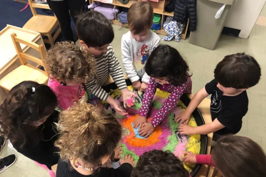 kids finger painting
