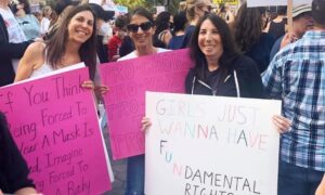 shaaray tefila members holding signs at a 2021 reproductive rights protest in new york city