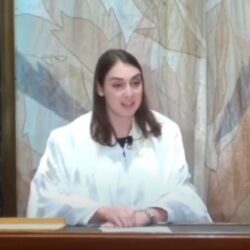 Rabbi Jill Rubin on the bimah on Kol Nidre 2022